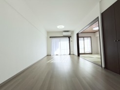 広々としたLDKは、家具のレイアウトも自由自在です。
素敵なインテリアに囲まれた、自分好みの空間を。
