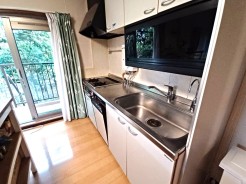 キッチンスペースは明るい空間に！使い手目線でポイントを押さえ、家事が楽しく進むキッチン。細部にまで施された上質なアイテムが快適な日常生活を叶えてくれます。お料理もしやすく、お子様の様子を見ながら家事も出来ます！
