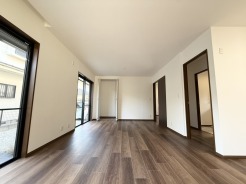 広々としたLDKは、家具のレイアウトも自由自在です。
素敵なインテリアに囲まれた、自分好みの空間を。
