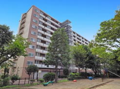 地内に遊具が設置された緑あふれる公園あり