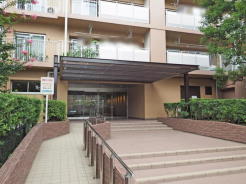 エントランスへのアプローチは階段とスロープがあり、ベビーカーや車いすも安心！