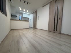 キッチンと統一感のある家具など設置し、お洒落な空間に！
