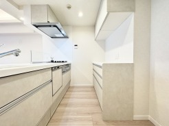 女性に大人気の対面キッチン！お料理しながらご家族とのコミュニケーションが取れる取れるのは対面だから出来ること！
お小さいお子様を見守りながらの家事は安心ですよね！
食洗機も完備で食後の皿洗いが楽々です！
