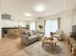 リノベーションマンションです！
休日はお陽さまの光がたっぷり差し込むぽかぽかリビングで過ごしませんか？
※家具はイメージです。