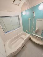 追焚き機能付バスで、夜遅く帰ってきたご家族も暖かいお風呂でゆっくりと入浴できます！
