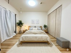 大容量の収納がある寝室。広々としたスペースでご家族の主寝室として、趣味のスペースなど多目的な用途に使用することができます！
※家具はイメージです。