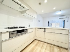 キッチンはL字型の対面キッチンを採用！
お料理の作業効率が良く、リビングを見渡せてご家族とのコミュニケーションも取りやすいキッチンです!
