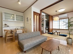 リビングと和室が続間になっていて畳の良い匂いがします！
食後のゴロゴロも良いですよね！？
来客時の客間としてもお使いください！
※家具はイメージです
