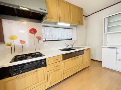 キッチンスペースは明るい空間に！使い手目線でポイントを押さえ、家事が楽しく進むキッチン。細部にまで施された上質なアイテムが快適な日常生活を叶えてくれます。