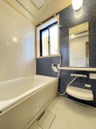 足を伸ばして1日の疲れを癒しゆったりできるバスルーム！
半身浴もできてのんびり入浴タイムをお過ごし下さい！
入浴後は窓を開けてしっかりと換気ができます。
