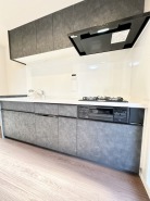 システムキッチンには物が取り出しやすく、開閉もスムーズな、スライド式収納を採用しました。
