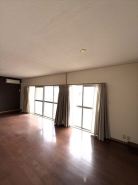 南東向きバルコニーに面した明るいリビングで家族団らん