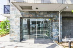 エントランスはモニター付きインターホンと連動したオートロックシステム付きで安心の防犯対策！