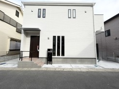 建物完成しました!
閑静な住宅地で小さなお子様がいるご家族にも安心。
住宅地で叶える穏やかな新生活が待ってます。
是非、現地ご内見ください!