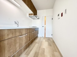 空間に広がりが生まれるI型キッチンを採用。作業スペースが広くて作った料理をすぐに配膳でき、食後はそれぞれが自分で食器を運べるレイアウトです。
