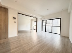 ゆったりと快適にお過ごしいただけるLDKは、お子様のキッズスペースに使え、リビング学習にも最適！
家族が集いやすいゆとりを確保し、おしゃべりやコミュニケーションがとりやすいレイアウトを考えた、居心地のよいリビングです。
