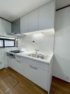 キッチンスペースは明るい空間に！使い手目線でポイントを押さえ、家事が楽しく進むキッチン。細部にまで施された上質なアイテムが快適な日常生活を叶えてくれます。