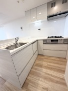 女性に大人気の対面キッチン！お料理しながらご家族とのコミュニケーションが取れる取れるのは対面だから出来ること！
お小さいお子様を見守りながらの家事は安心ですよね！
食洗機も完備で食後の皿洗いが楽々です！
