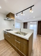 キッチンスペースは明るい空間に！使い手目線でポイントを押さえ、家事が楽しく進むキッチン。細部にまで施された上質なアイテムが快適な日常生活を叶えてくれます。お料理もしやすく、お子様の様子を見ながら家事も出来ます！
