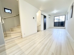 キッチンと統一感のある家具など設置し、お洒落な空間に！
