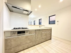 キッチンスペースは明るい空間に！使い手目線でポイントを押さえ、家事が楽しく進むキッチン。細部にまで施された上質なアイテムが快適な日常生活を叶えてくれます。お料理もしやすく、お子様の様子を見ながら家事も出来ます！
