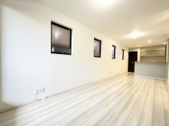 ご家族だんらんのスペースとなるリビング。家具の配置がしやすい広さを確保しています！
