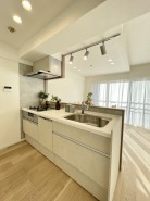 キッチンスペースは明るい空間に！使い手目線でポイントを押さえ、家事が楽しく進むキッチン。細部にまで施された上質なアイテムが快適な日常生活を叶えてくれます。お料理もしやすく、お子様の様子を見ながら家事も出来ます！
