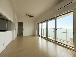 大きな窓からは快適な光を取り入れ、通気性能を上げる事で居心地の良い空間を演出します
