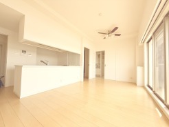 広々としたLDKは、家具のレイアウトも自由自在です。
素敵なインテリアに囲まれた、自分好みの空間を。
