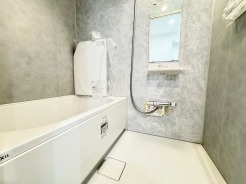 追焚き機能付バスで、夜遅く帰ってきたご家族も暖かいお風呂でゆっくりと入浴できます！
