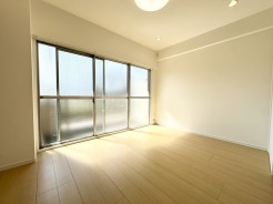 キッチンと統一感のある家具など設置し、お洒落な空間に！
