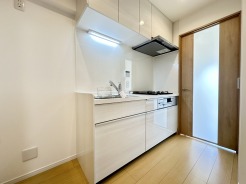 キッチンスペースは明るい空間に！使い手目線でポイントを押さえ、家事が楽しく進むキッチン。細部にまで施された上質なアイテムが快適な日常生活を叶えてくれます。お料理もしやすく、お子様の様子を見ながら家事も出来ます！
