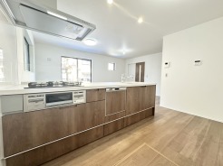 キッチンスペースは明るい空間に！使い手目線でポイントを押さえ、家事が楽しく進むキッチン。細部にまで施された上質なアイテムが快適な日常生活を叶えてくれます。お料理もしやすく、お子様の様子を見ながら家事も出来ます！
