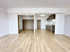温かみのある木目調の床が広がり、柔らかな印象を与える空間。採光と相まって、心地よい明るさが部屋全体を包み込み、穏やかな日常を彩ります
