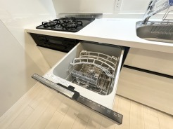 浄水器が設置されているのでわざわざ重いミネラルウォーターを買う必要がありません。いつでも清潔な水が使えるので、料理や飲み水にも安心です。
