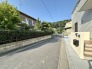 閑静な住宅街です！お子様と手を繋いで並んで歩けるくらい広い前面道路です！
