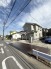 閑静な住宅街です！お子様と手を繋いで並んで歩けるくらい広い前面道路です！
