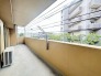 広々としたバルコニーがあり、たくさんの洗濯物を干すことができます！
日当たりが良く暖かいですよ～！
