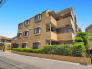 周囲は戸建住宅やマンションが建ち並ぶ静かな住宅街です。
