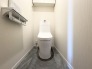 上部に収納棚があり、トイレットペーパーや掃除用具をスッキリ収納できます！

