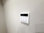 キッチンの壁にはユニットバスのコントローラーが設置されています！
お湯張りや追焚き操作もキッチンから操作でき
いつでも温かいお風呂に入ることができます！

