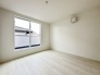 【１号棟】洋室は明るい空間となっています！子供部屋にも良さそうですね！
