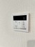 【１号棟】キッチンの壁にはユニットバスのコントローラーが設置されています！
お湯張りや追焚き操作もキッチンから操作でき
いつでも温かいお風呂に入ることができます！
