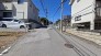 駐車が苦手な方にも嬉しい前面が広い道路に面した住まい。
お車の出し入れもしやすいですよ！
