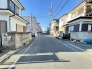 閑静な住宅街です！お子様と手を繋いで並んで歩けるくらい広い前面道路です！

