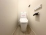１号棟
トイレは2か所ございますので、朝の込み合う時間帯も安心です！
来客時にも気兼ねなくご使用いただけます。
