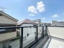 2号棟
見てください！ゆったりとしたルーフバルコニーです!
洗濯物干しはもちろん、くつろぎの場所としてもGood!
天気の良い日は、読書やお茶でも楽しみたいですね！
