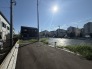 閑静な住宅街です！お子様と手を繋いで並んで歩けるくらい広い前面道路です！
