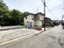 閑静な住宅街です！お子様と手を繋いで並んで歩けるくらい広い前面道路です！
