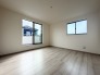 バルコニーに面した洋室はとっても明るいお部屋です！
布団干しも楽々ですし、天気の良い日は外に出て風にあたるのも良いですね！
